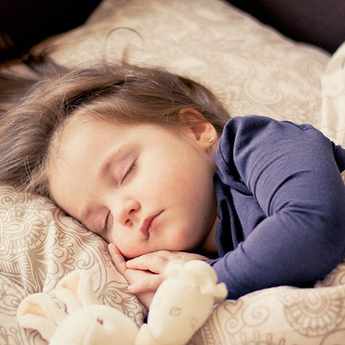  une maman avec son bébé pharmacie Principale